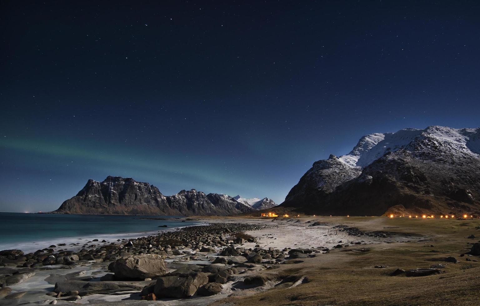 aurora boreal na praia nas ilhas lofoten foto