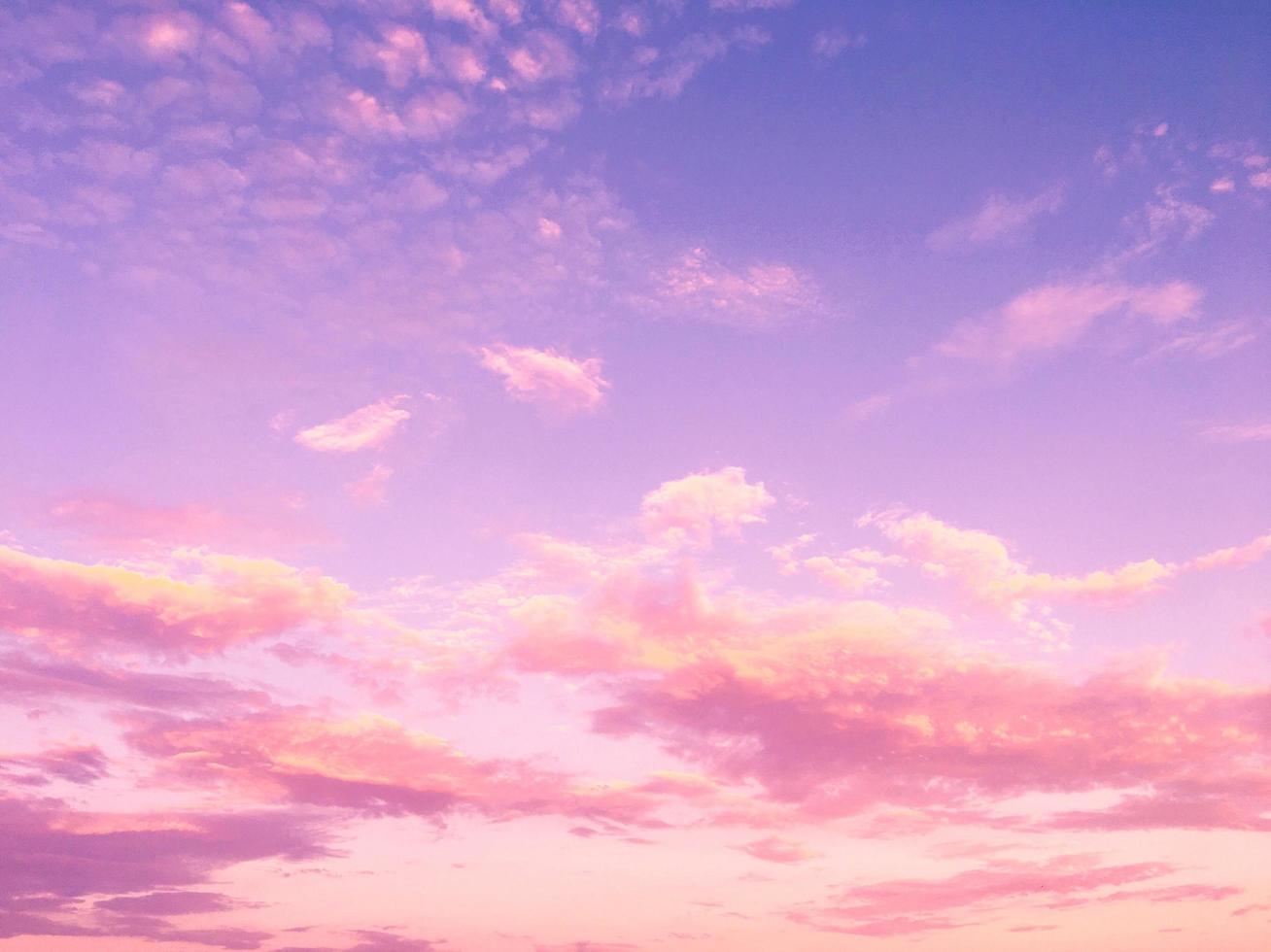 nuvens cor de rosa e céu azul roxo foto