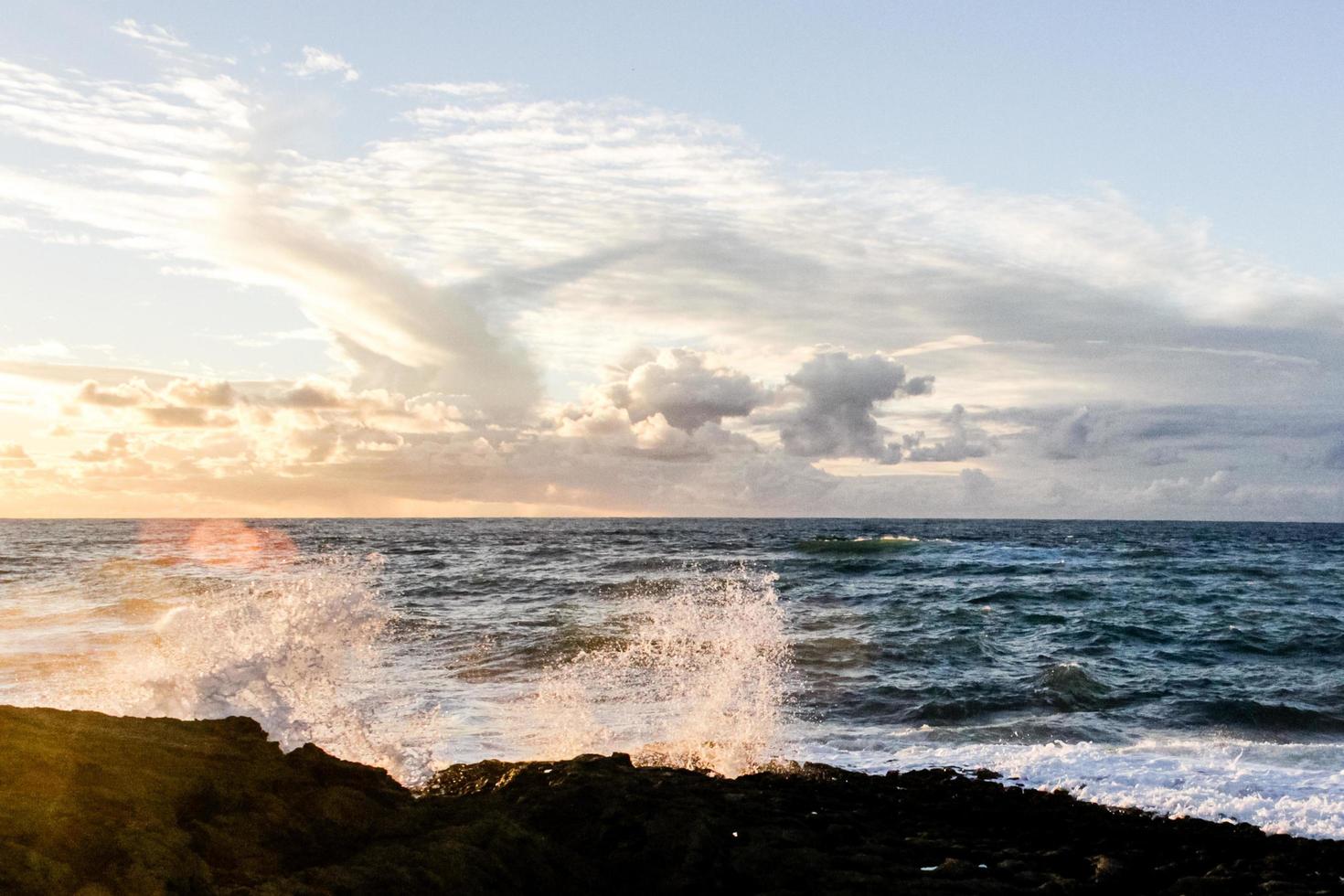 ondas quebrando nas rochas foto