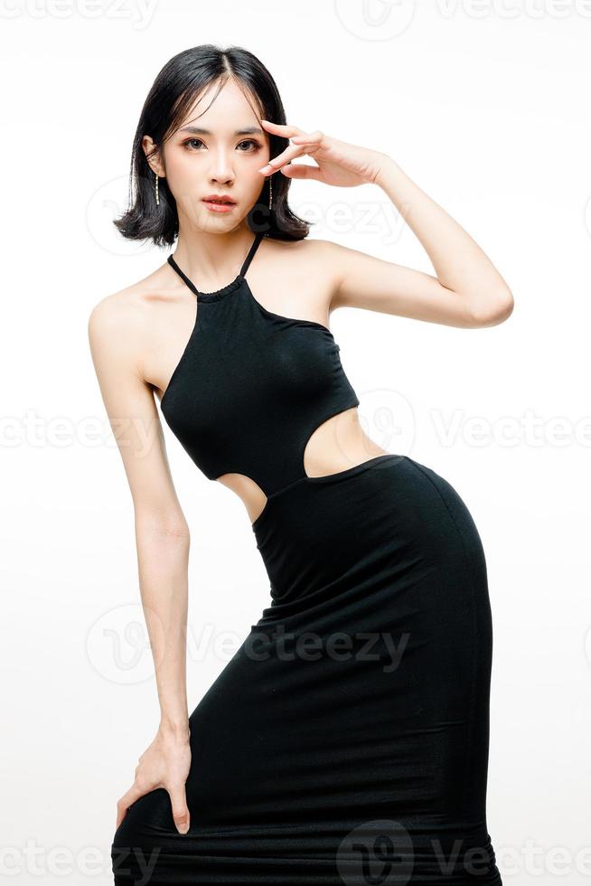 cabelo curto elegante mulher asiática com corpo perfeito. modelo feminino bonito com maquiagem natural e olhos brilhantes em fundo branco isolado. tratamento facial, cosmetologia, conceito de beleza. foto