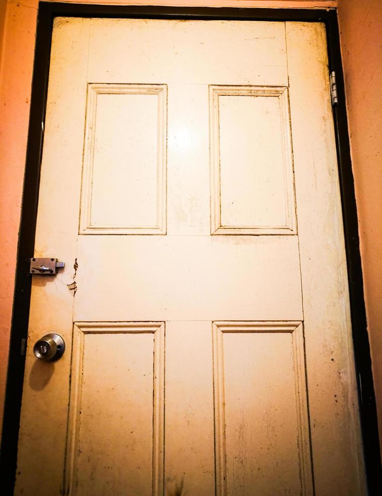 porta de madeira velha branca em close-up. foto