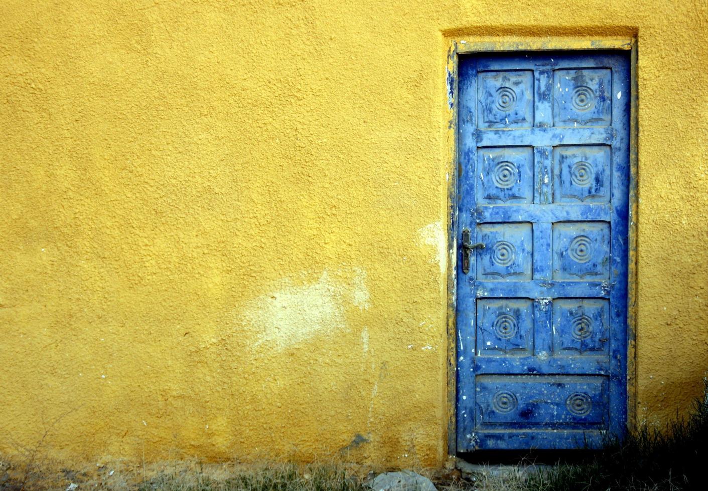 porta azul em uma parede amarela foto