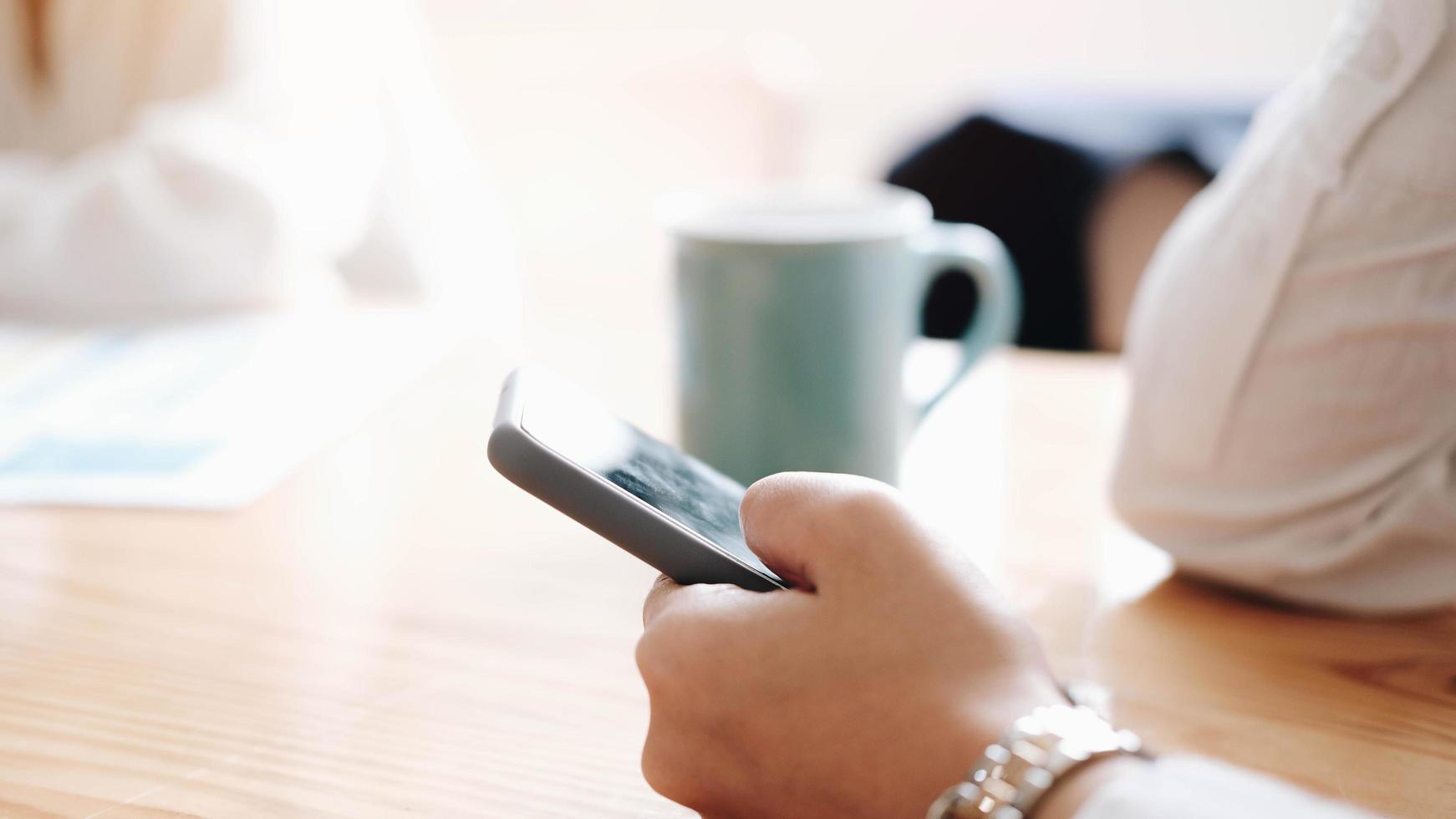 mãos femininas, segurando o telefone móvel foto