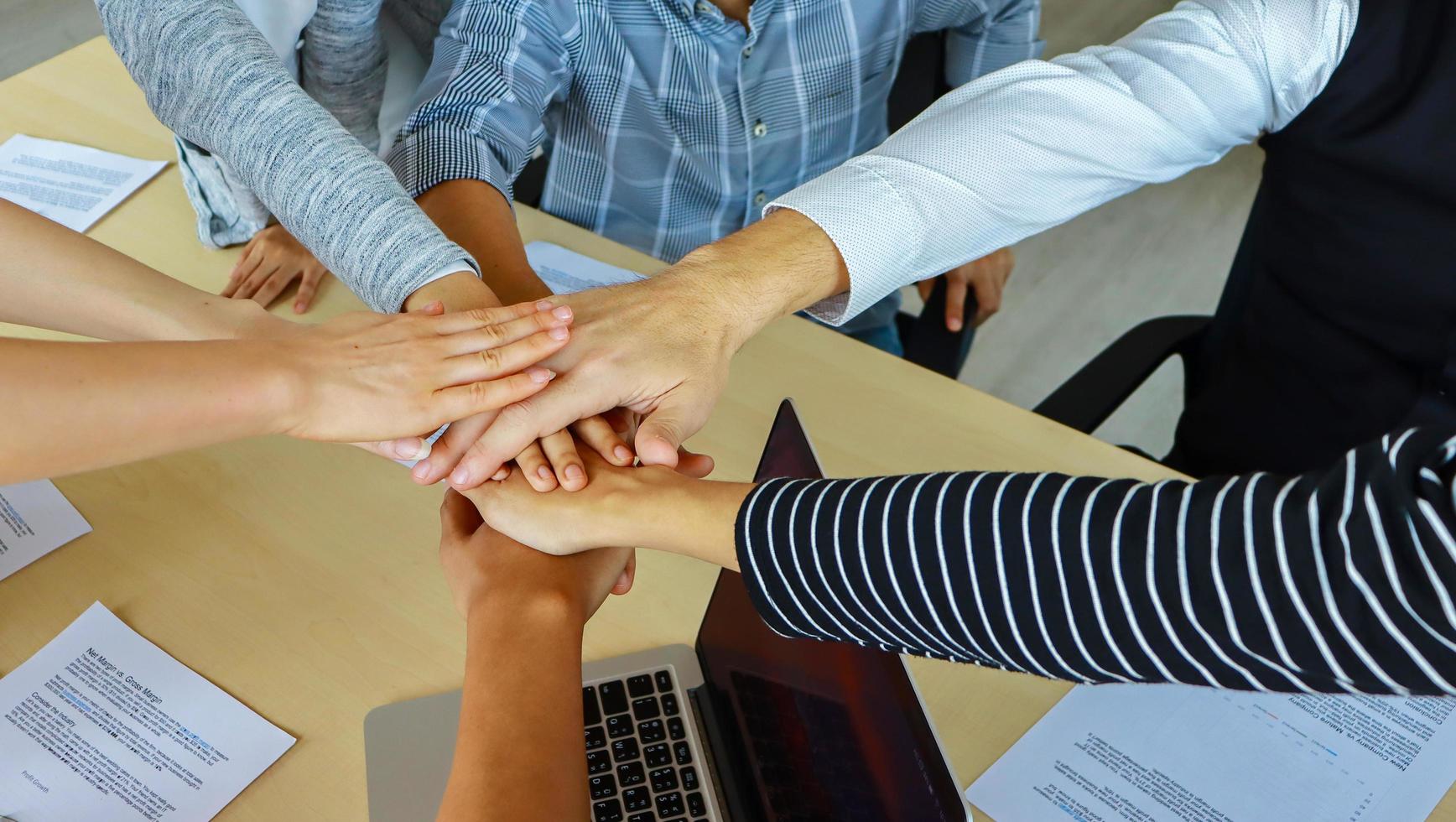 grupo de pessoas de negócios trabalhando juntos foto