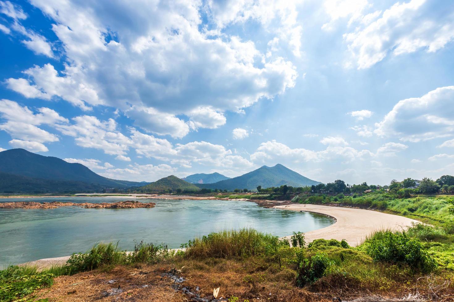 vista ribeirinha do rio mae khong, tailândia foto