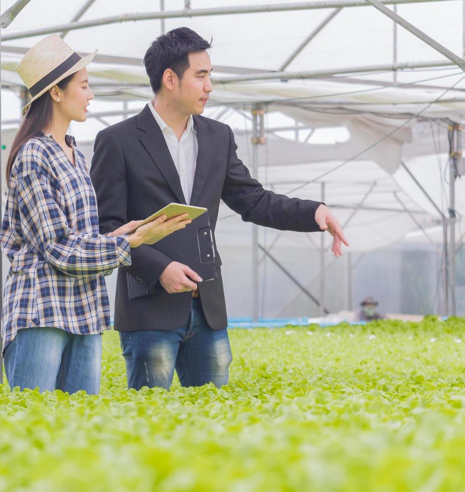 jovem gerente e um jovem agricultor na fazenda foto