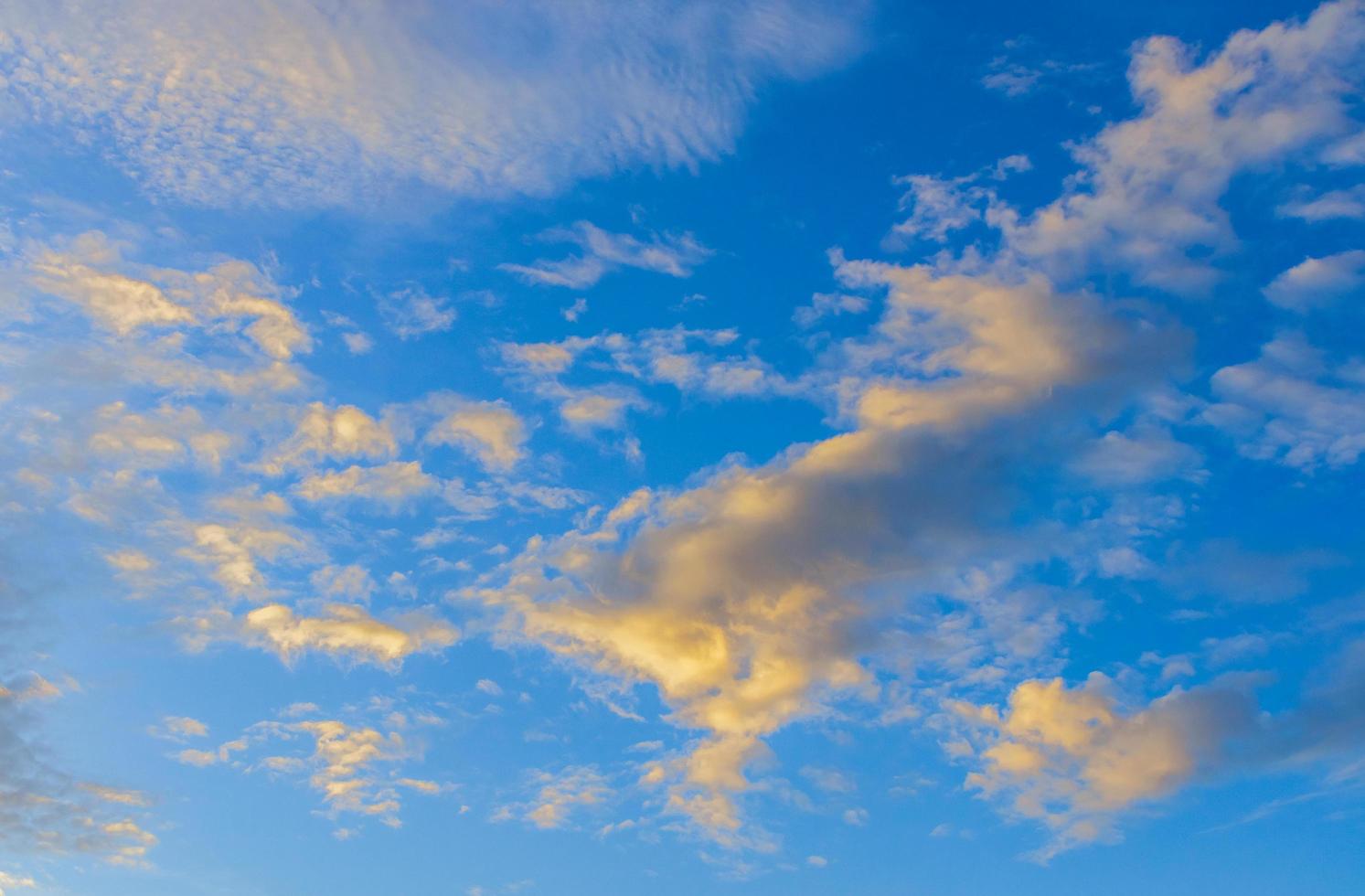 nuvens e céu azul foto