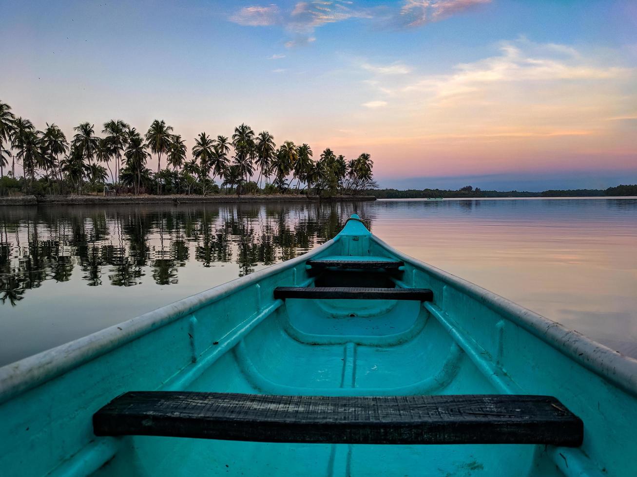 canoa na água foto