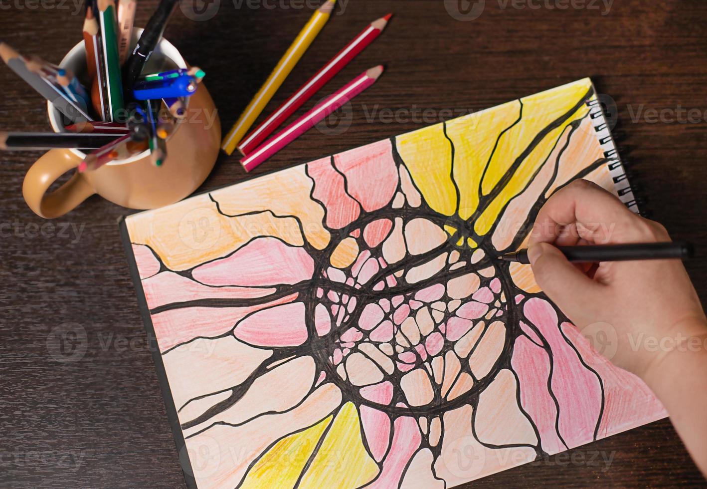 caneta marcador preto em um desenho multicolorido de linhas neurográficas. neurografia como técnica psicológica foto