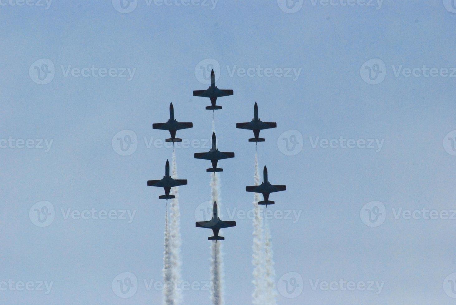 aviões desfilando em formação foto