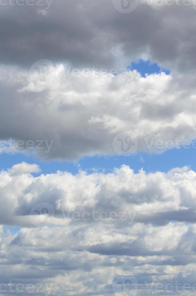 um céu azul com muitas nuvens brancas de tamanhos diferentes foto