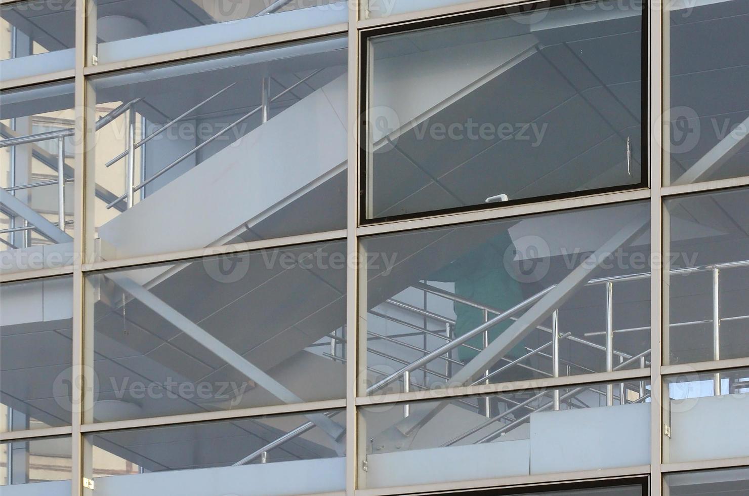 fragmento de uma escadaria envidraçada moderna em um edifício de vários andares foto