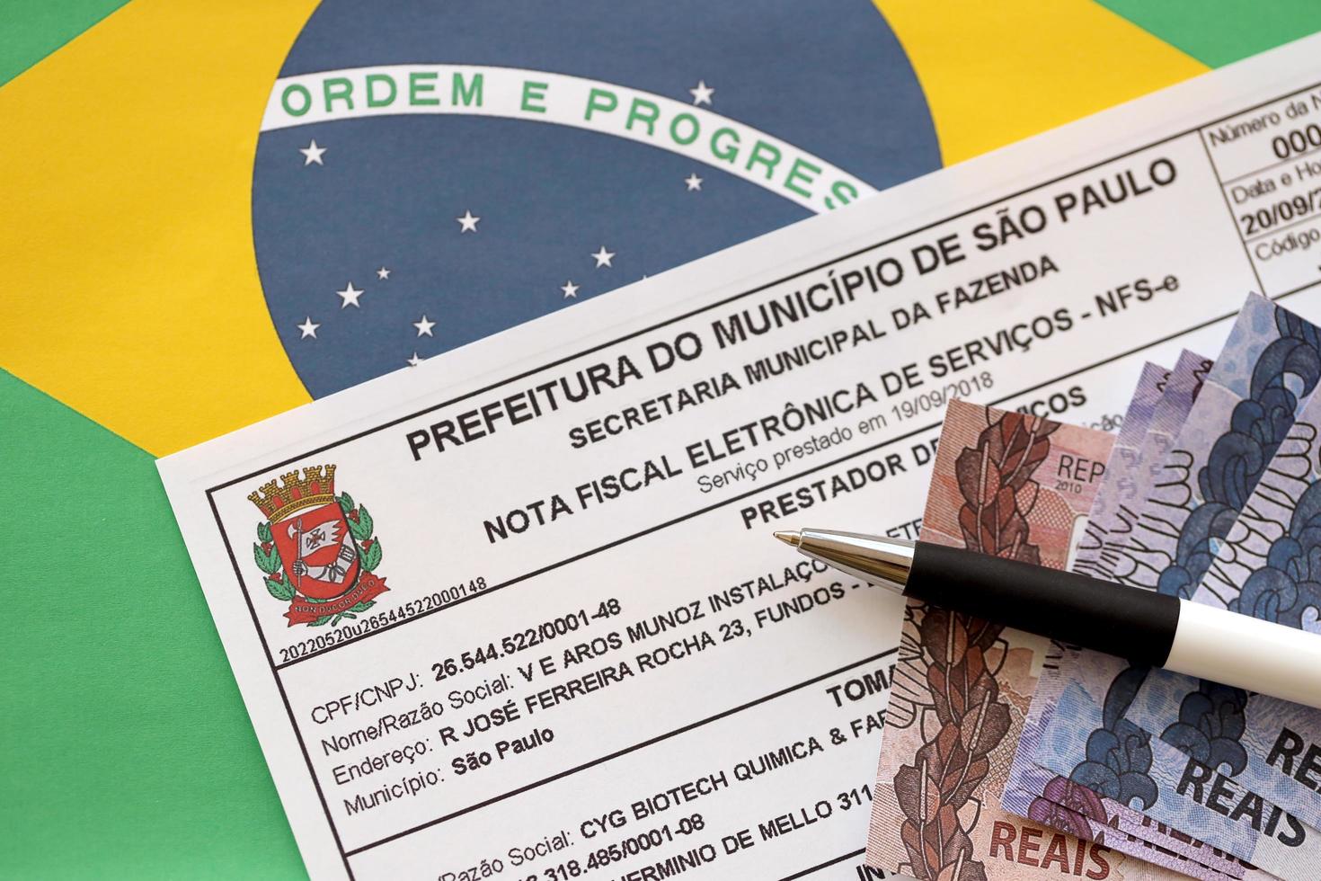 ternopil, ucrânia - 20 de maio de 2022 cópia da nota fiscal eletrônica brasileira de serviços - nfse nota fiscal eletrônica de servicos da prefeitura de são paulo, secretaria municipal de economia foto