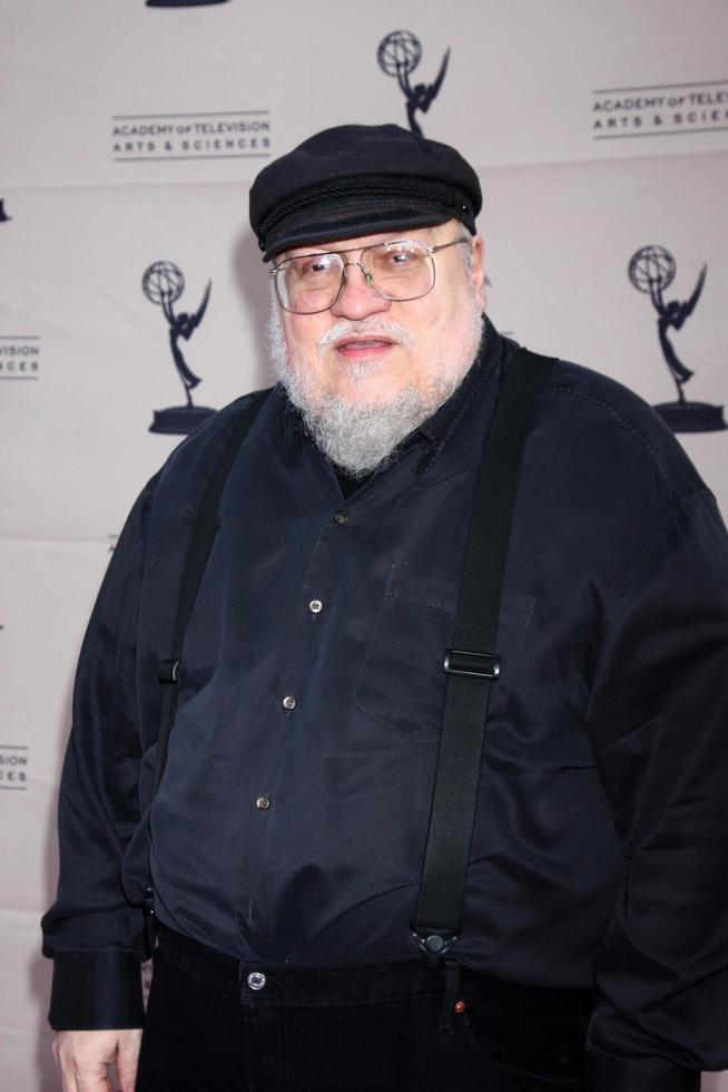 los angeles, 19 de março - george rr martin chega a uma noite com o jogo dos tronos apresentado pela academia de artes e ciências da televisão no teatro chinês em 19 de março de 2013 em los angeles, ca foto