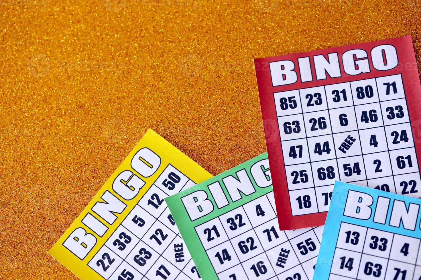 muitos tabuleiros de bingo coloridos ou cartas de baralho para ganhar fichas. clássico nós ou cartões de bingo canadenses de cinco a cinco em fundo brilhante foto