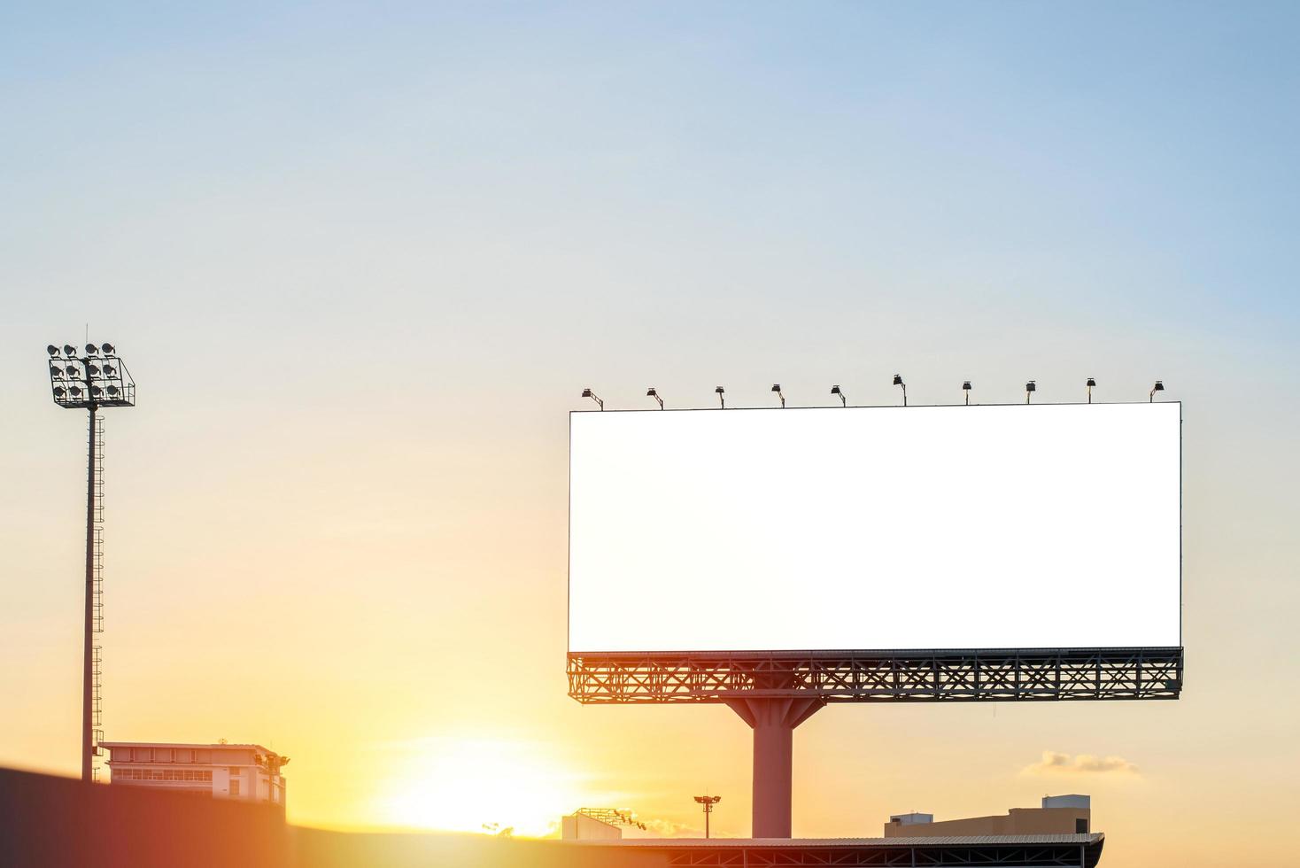 outdoor em branco com pôr do sol para cartaz de publicidade ao ar livre foto