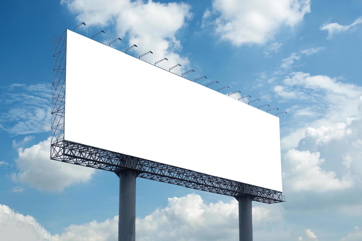 outdoor em branco com céu azul para cartaz de publicidade ao ar livre foto