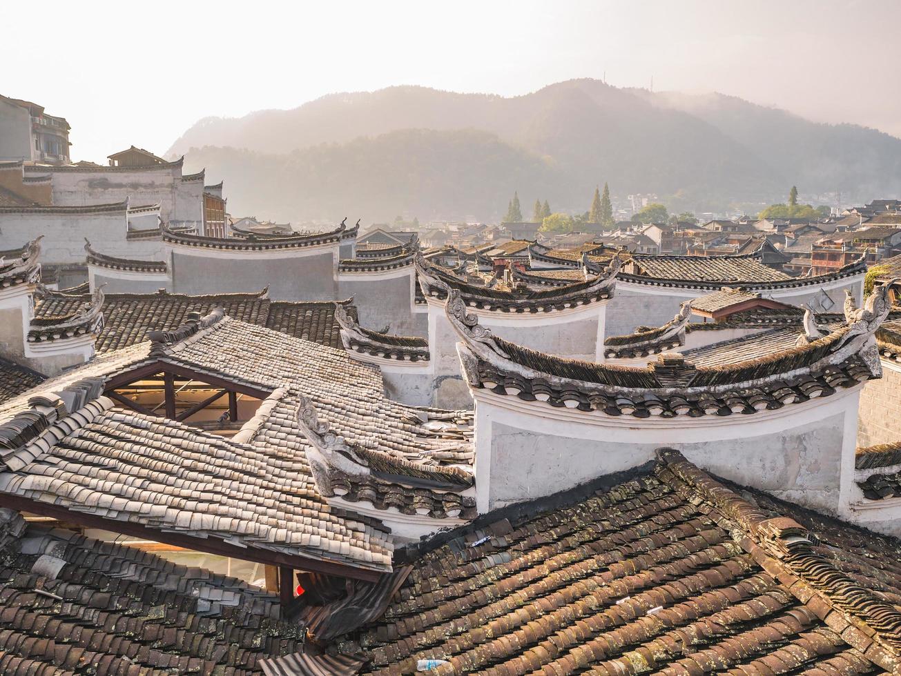 telhado da casa vintage chinesa na cidade velha de fenghuang. cidade antiga de phoenix ou condado de fenghuang é um condado da província de hunan, china foto