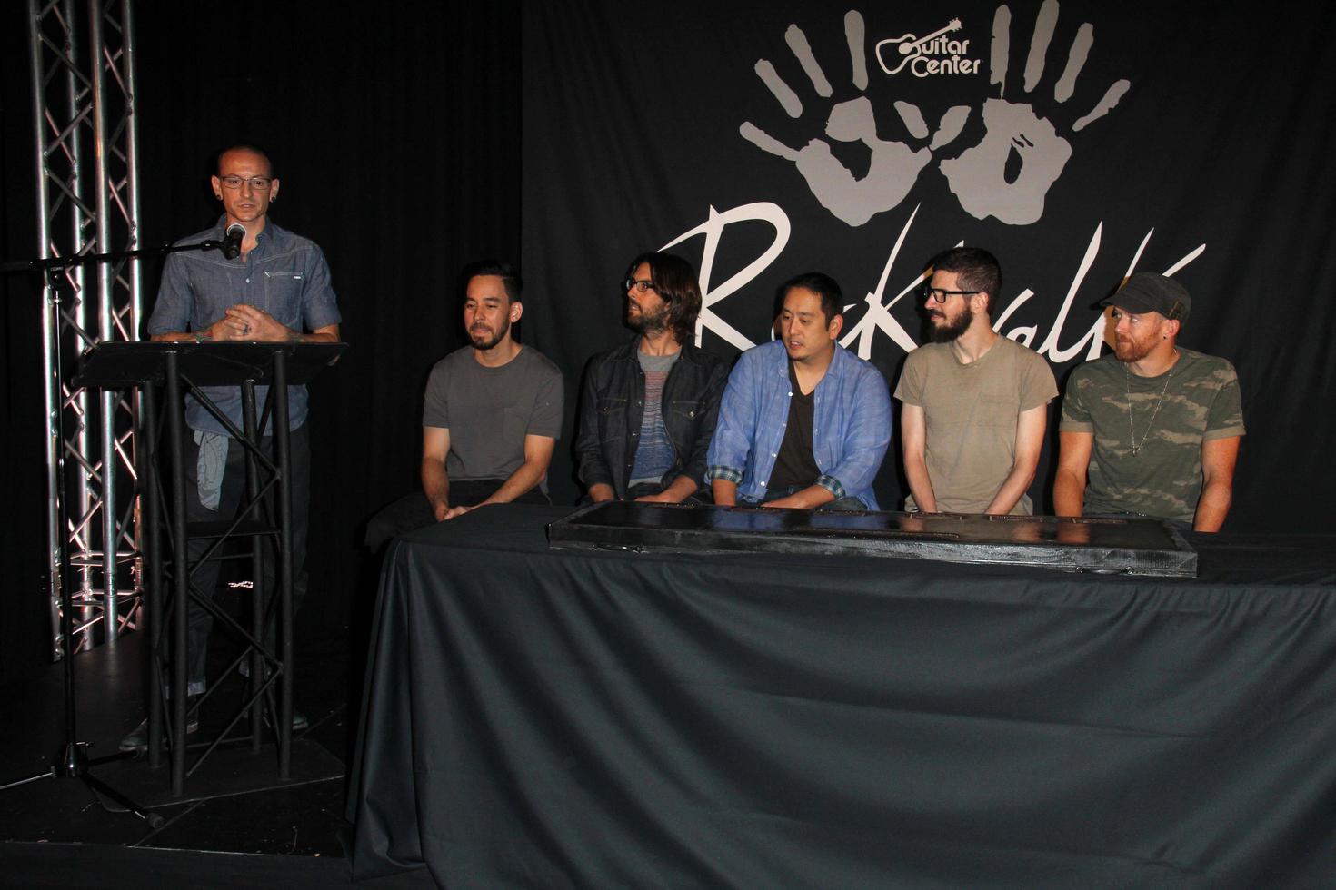 los angeles, 18 de junho - linkin park, mike shinoda, rob bourdon, joe hahn, brad delson, dave farrell, chester bennington no linkin park rockwalk cerimônia de posse no guitar center em 18 de junho de 2014 em los angeles, ca foto