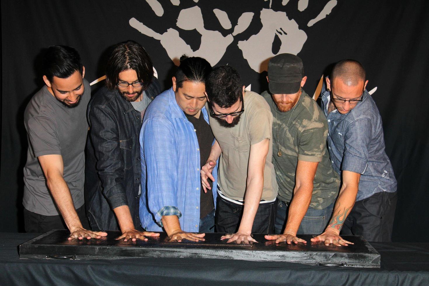 los angeles, 18 de junho - linkin park, mike shinoda, rob bourdon, joe hahn, brad delson, dave farrell, chester bennington no linkin park rockwalk cerimônia de posse no guitar center em 18 de junho de 2014 em los angeles, ca foto