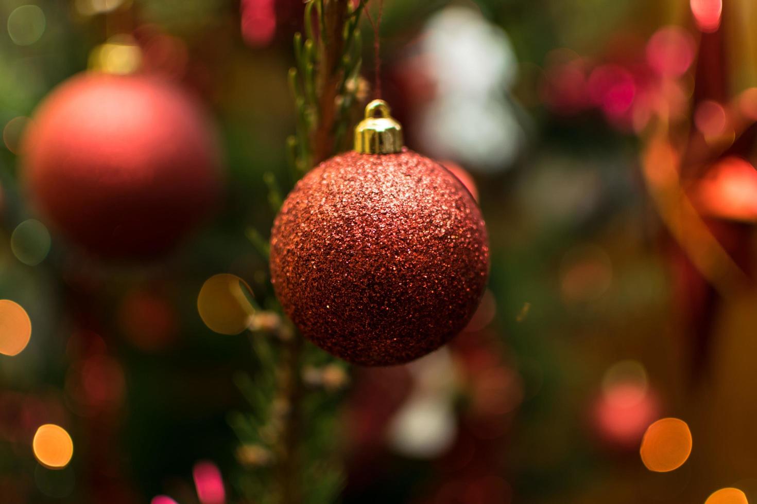 lâmpadas de natal vermelho foto