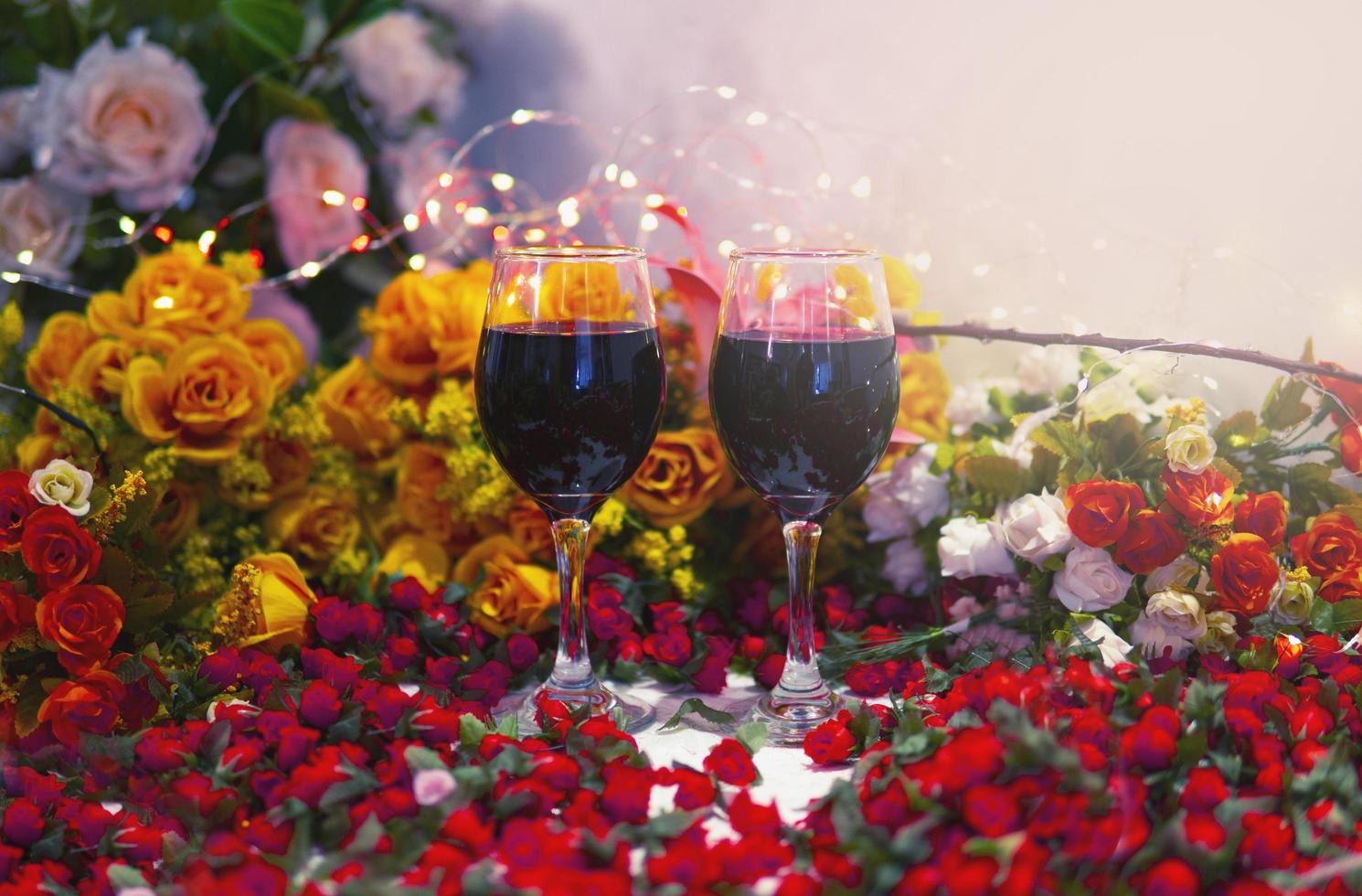 vinho tinto em vidro transparente com decoração floral foto