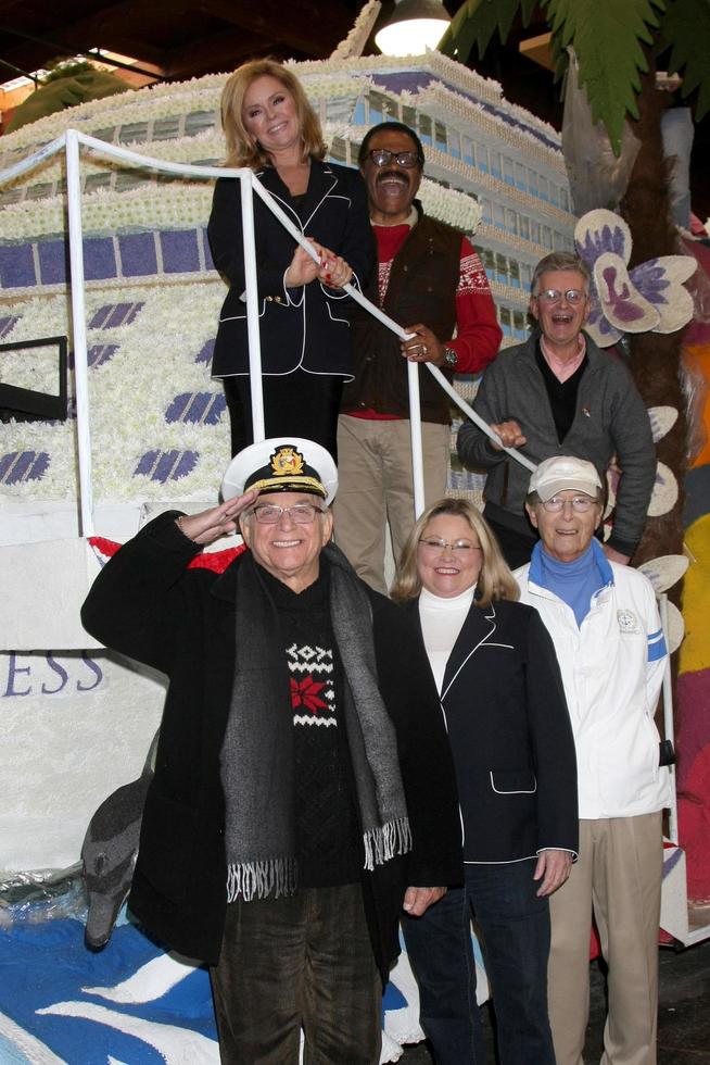 los angeles, 30 de dezembro - top lr jill whelan, ted lange, fred grandy bottom lr gavin macleod, lauren tewes, bernie kopell no elenco original do love boat decora princess cruises rose parade float em um pavilhão de rosemont em 30 de dezembro de 2014 em pasadena, ca foto