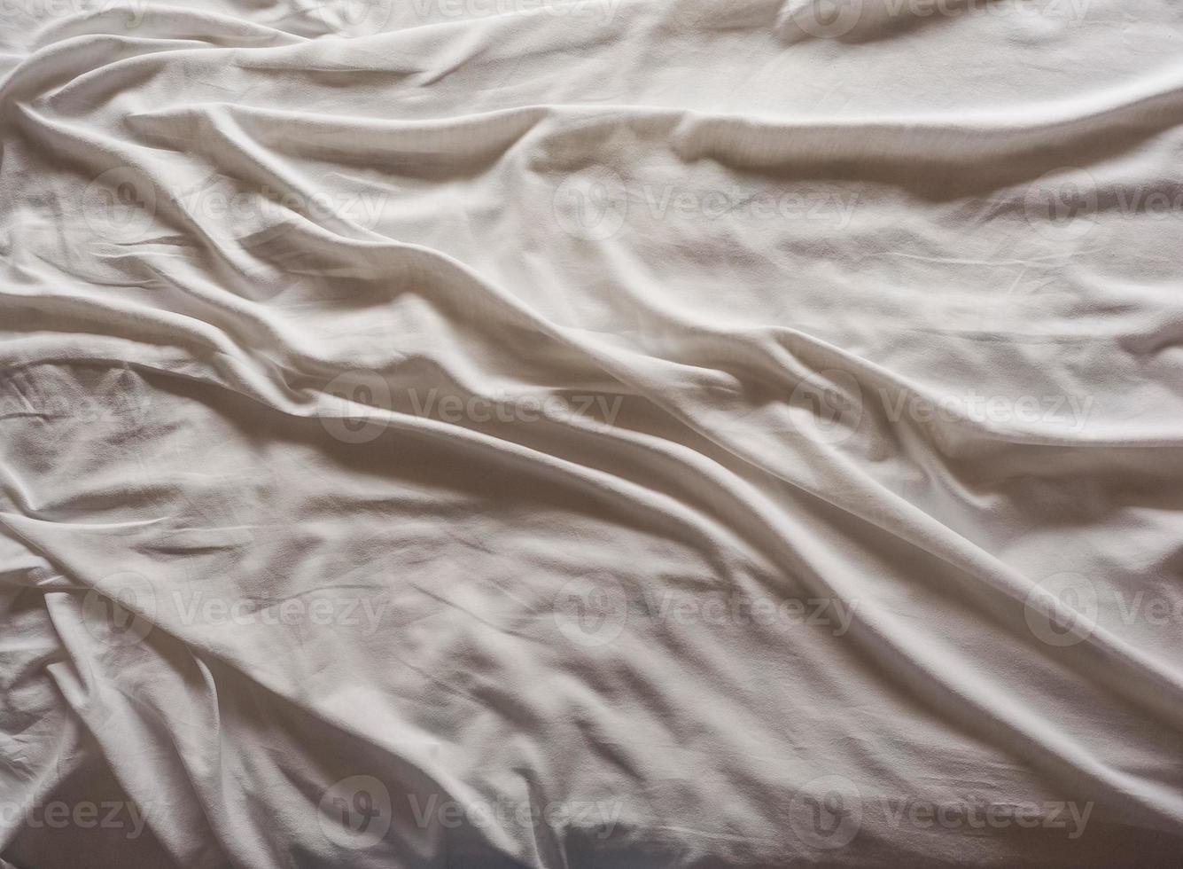 lençol de algodão estilo industrial na cama desfeita foto