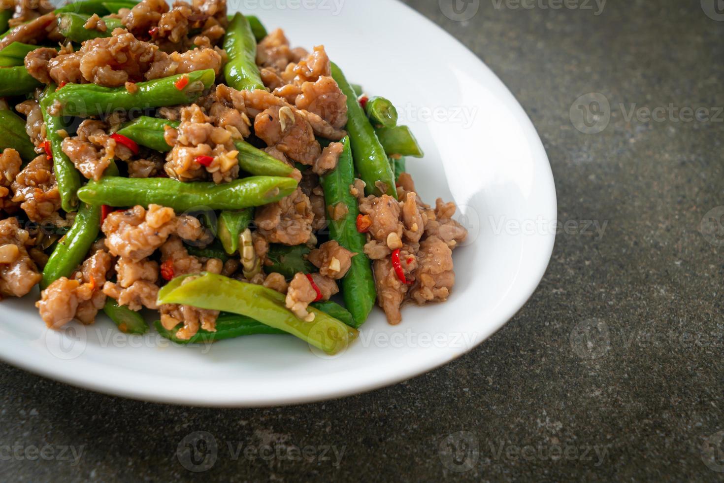 feijão frito ou feijão verde com carne de porco picada foto