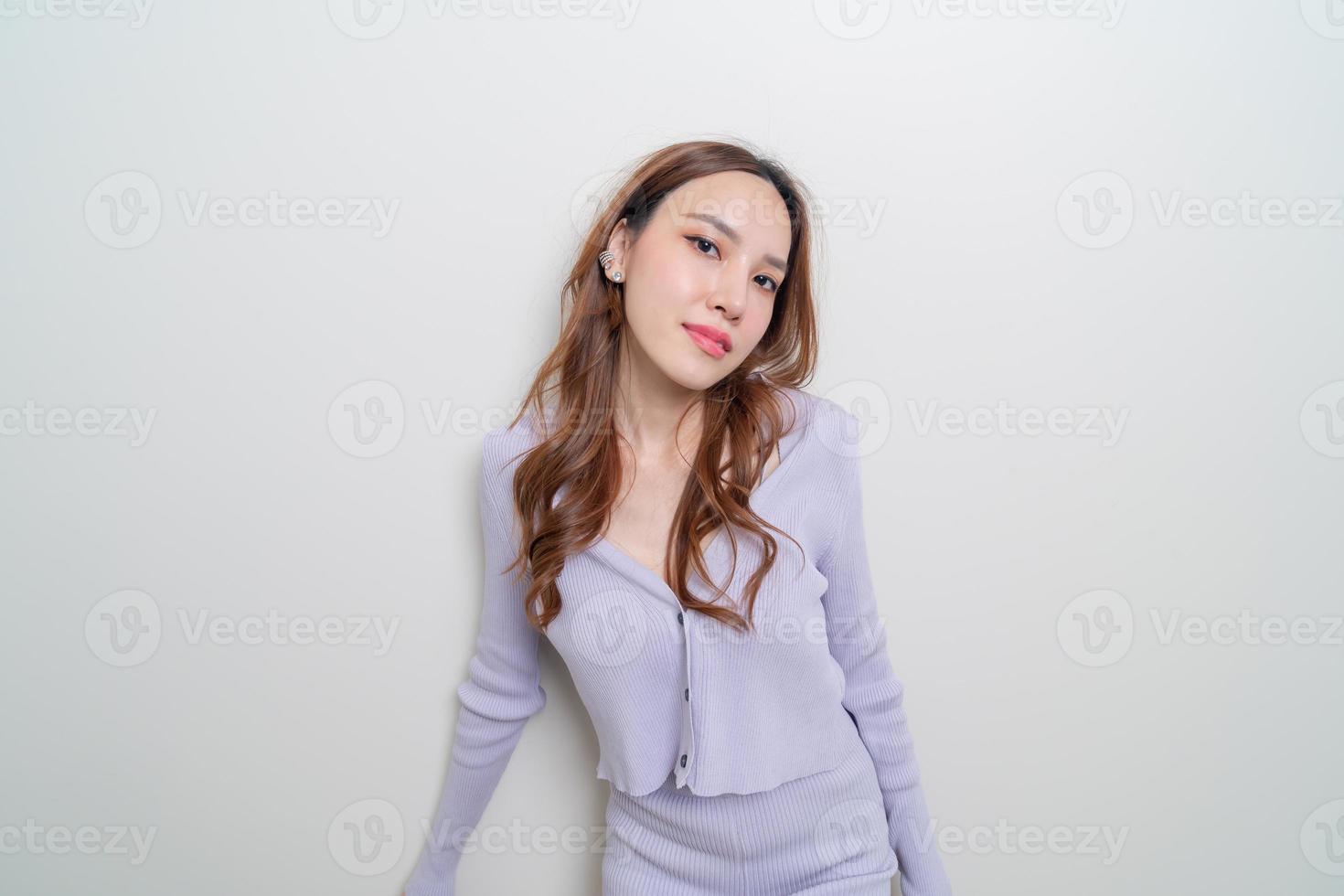 retrato de mulher bonita com sentimento feliz e sorridente foto