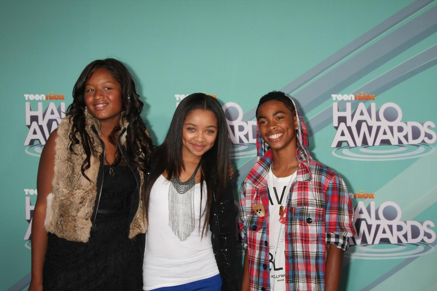 los angeles, 26 de outubro - soneto noel whitaker, lyndsey cannon, jordan newt chegando ao 2011 nickelodeon teennick halo awards em hollywood palladium em 26 de outubro de 2011 em los angeles, ca foto