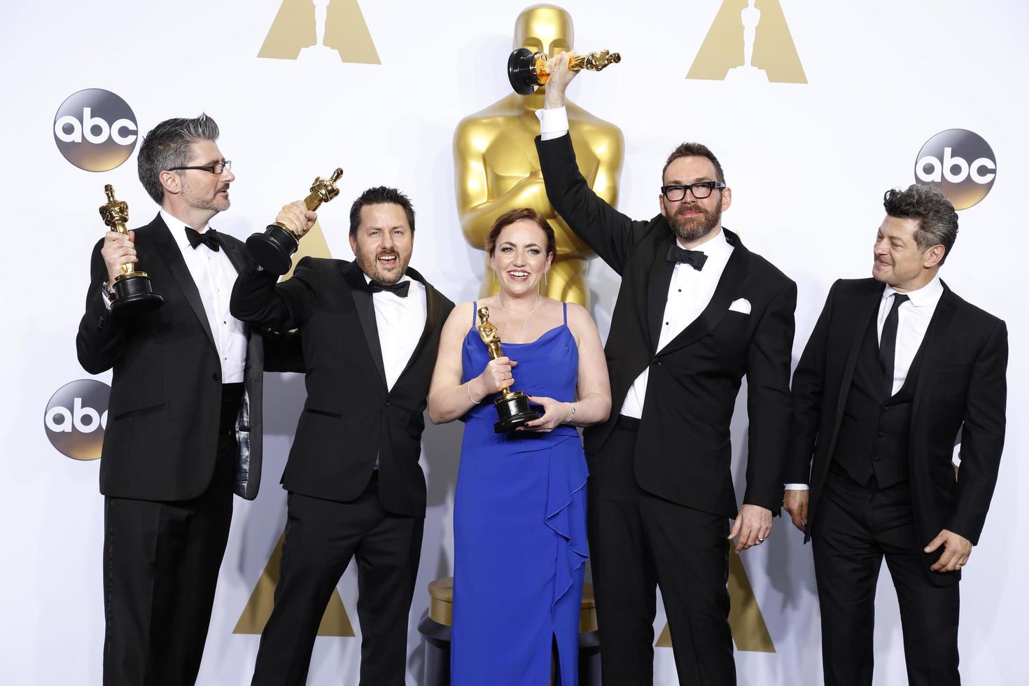 los angeles, 28 de fevereiro - mark williams ardington, paul norris, sara bennett, andrew whitehurst, andy serkis na 88ª premiação anual da academia, sala de imprensa no dolby theater em 28 de fevereiro de 2016 em los angeles, ca foto