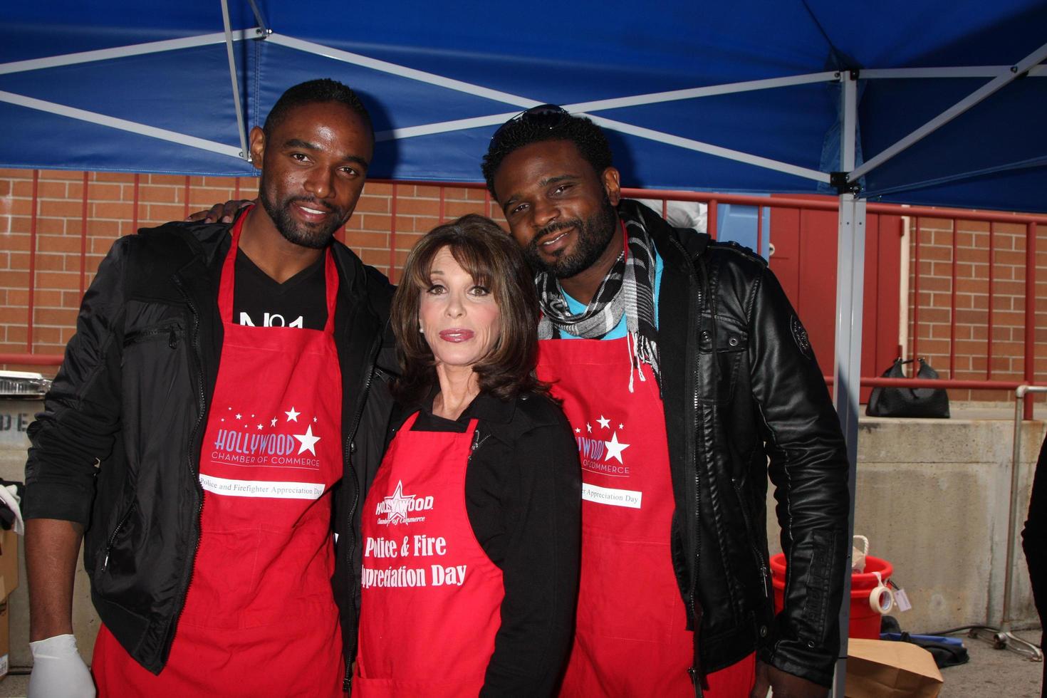 los angeles, 18 de novembro - donovan mccrary, kate linder, darius mccrary chegam ao corpo de bombeiros da câmara de comércio de hollywood 2010 e almoço de apreciação da polícia na delegacia de polícia de wilcox em 18 de novembro de 2010 em los angeles, ca foto