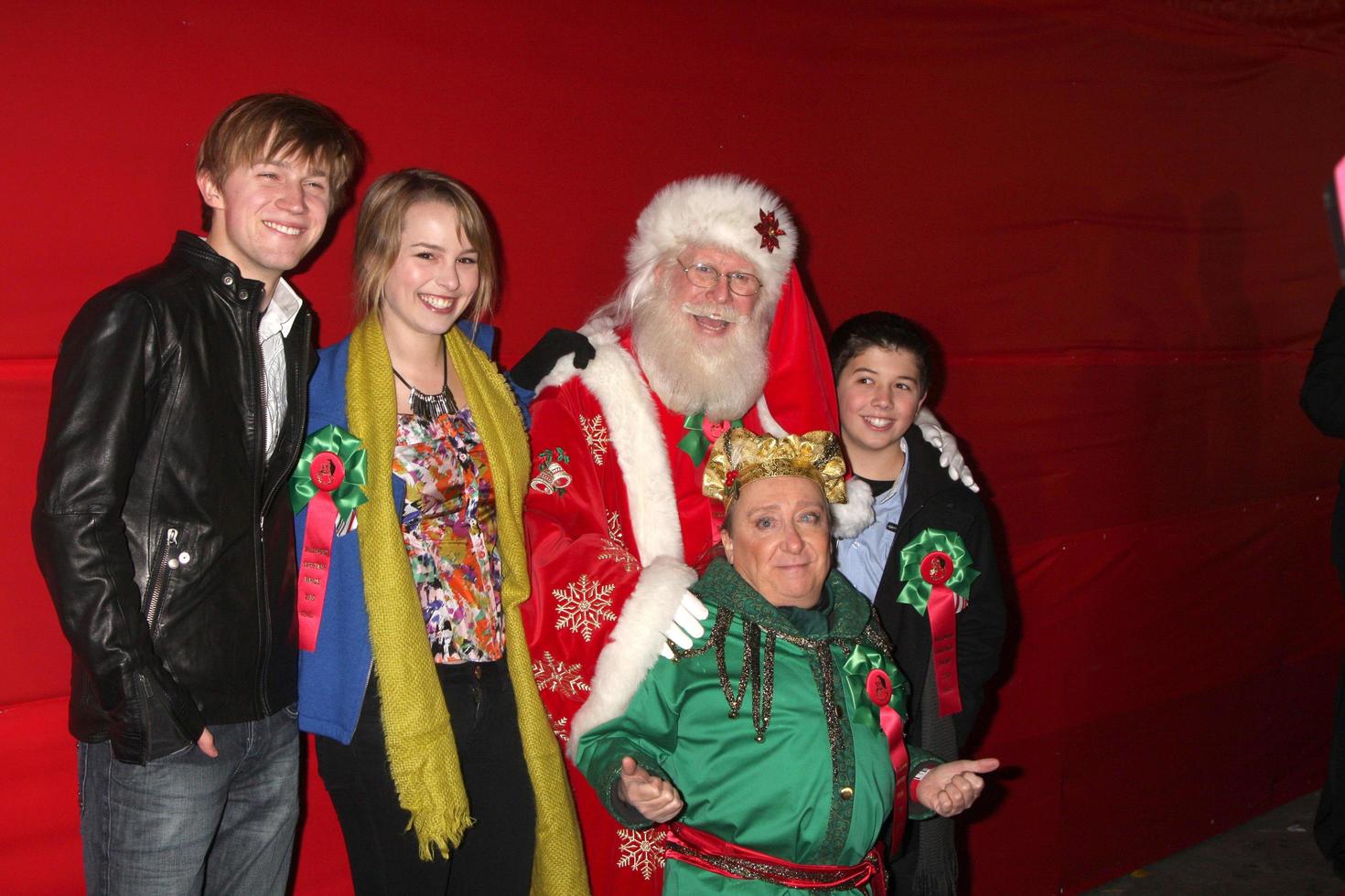 los angeles, 28 de nov - jason dolley, bridgit mender, tom connaghan, como papai noel, michael lee gogin, bradley steven perry chega ao desfile de natal de hollywood 2010 no hollywood boulevard em 28 de novembro de 2010 em los angeles, ca foto