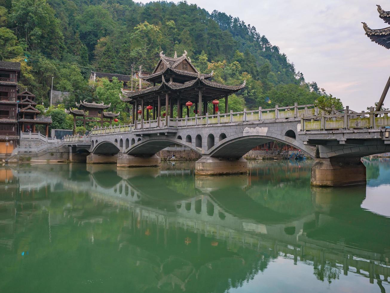 ponte da cidade velha de fenghuang com vista da paisagem da cidade velha de fenghuang. cidade antiga de phoenix ou condado de fenghuang é um condado da província de hunan, china foto