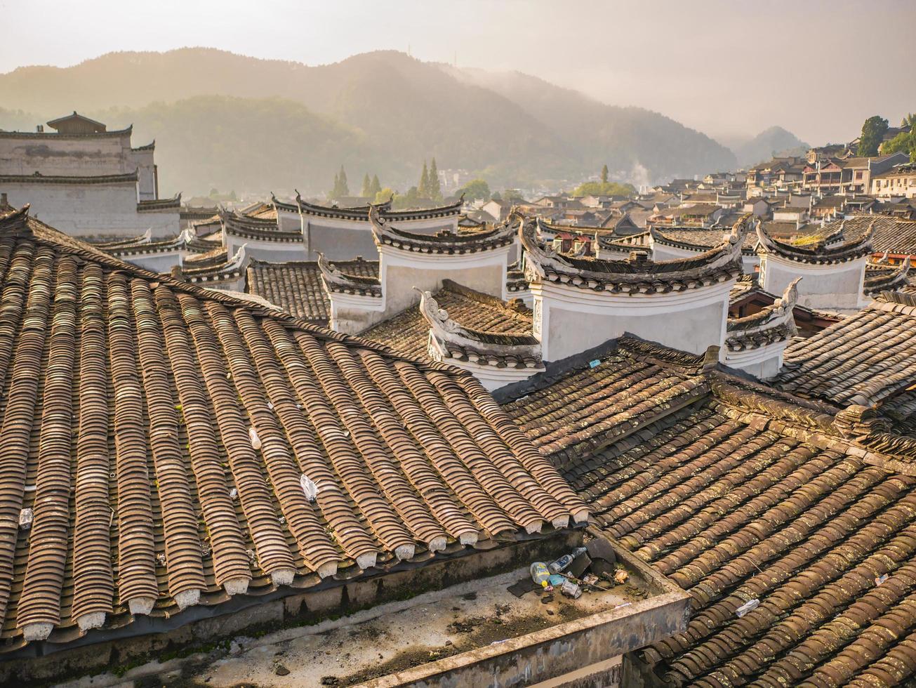 telhado da casa vintage chinesa na cidade velha de fenghuang. cidade antiga de phoenix ou condado de fenghuang é um condado da província de hunan, china foto