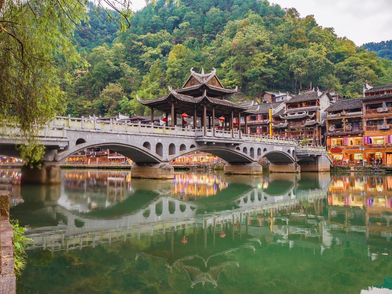 ponte da cidade velha de fenghuang com vista da paisagem da cidade velha de fenghuang. cidade antiga de phoenix ou condado de fenghuang é um condado da província de hunan, china foto