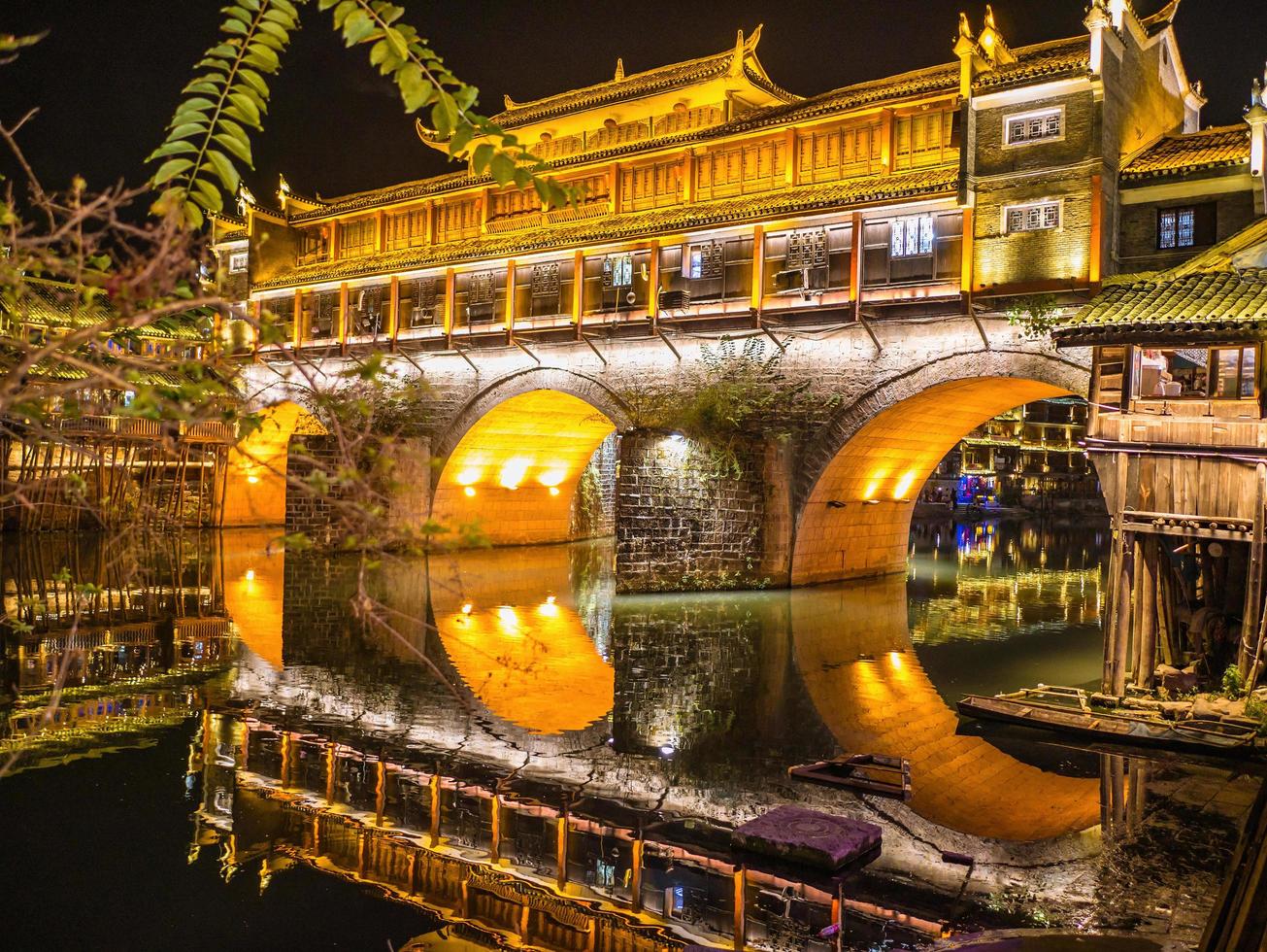 vista da paisagem na noite da cidade velha de fenghuang. cidade antiga de phoenix ou condado de fenghuang é um condado da província de hunan, china foto