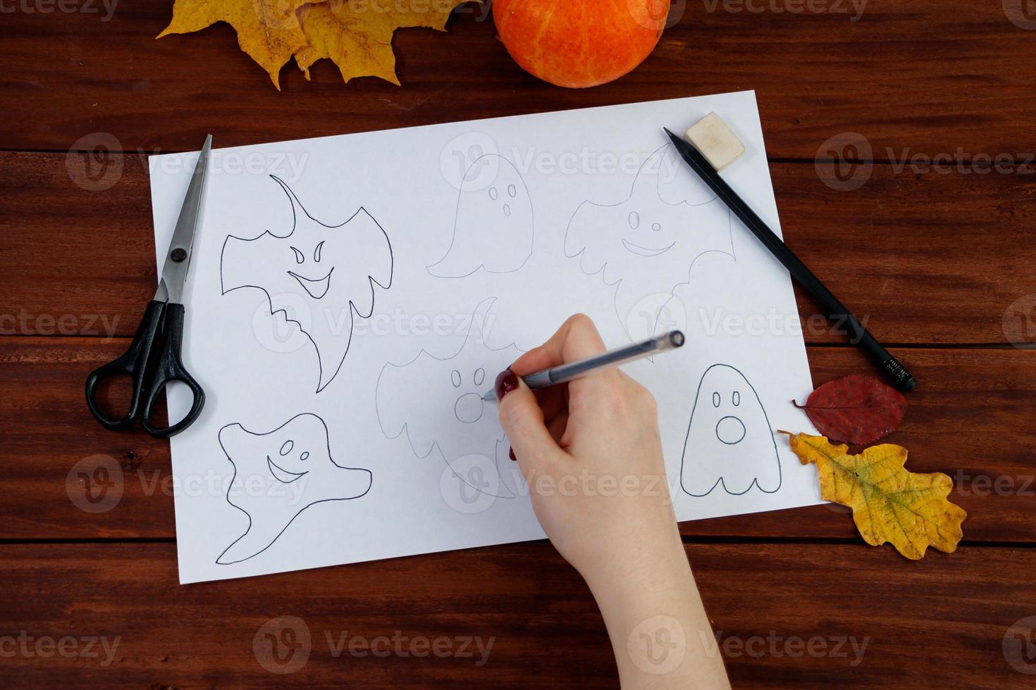 dia das bruxas diy. instruções passo a passo sobre como desenhar fantasmas engraçados. foto