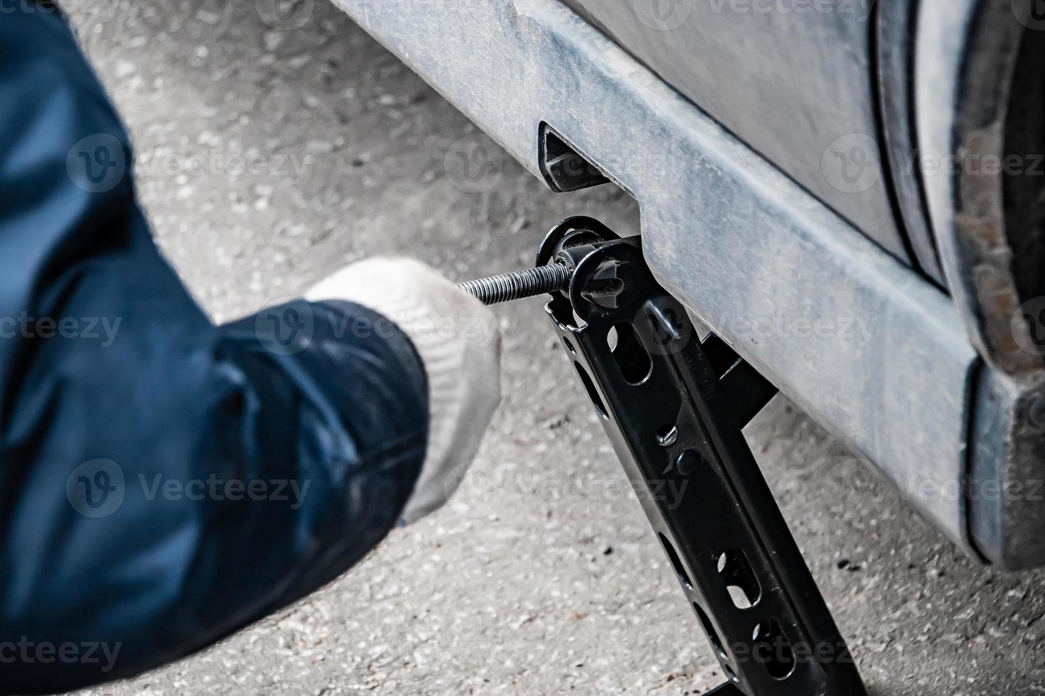 mecânico de automóveis muda a roda do carro velho. foto