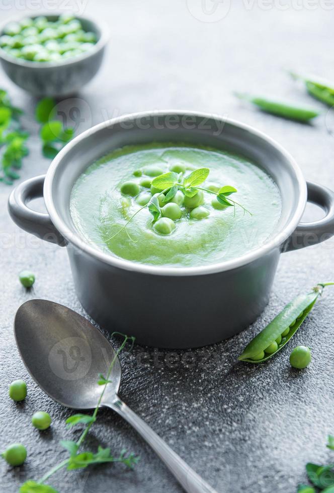 sopa de legumes fresca feita de ervilhas verdes foto