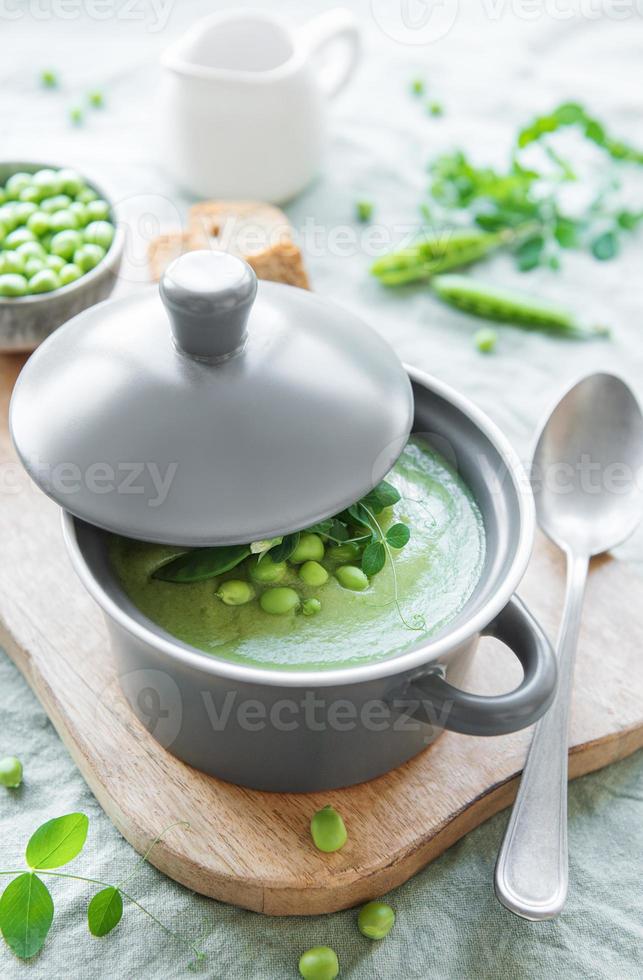 sopa de legumes fresca feita de ervilhas verdes foto