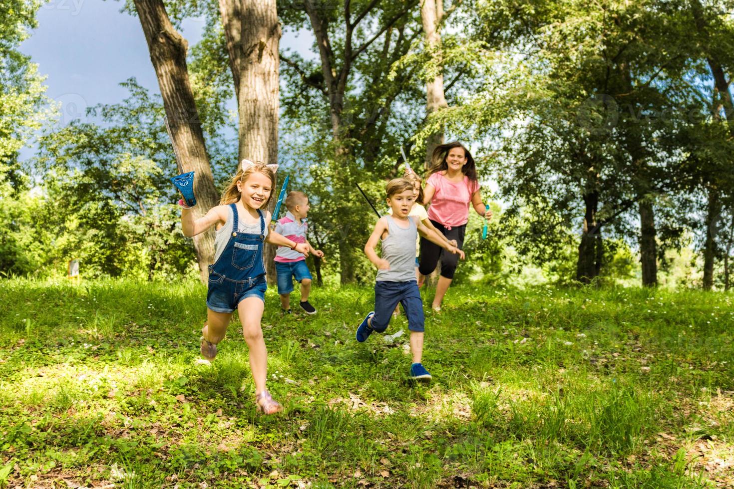 crianças felizes correndo na floresta. foto