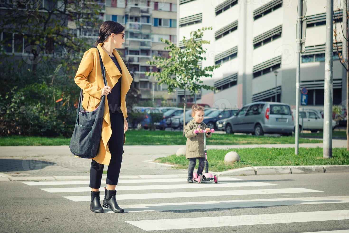 mãe e filha na rua. foto