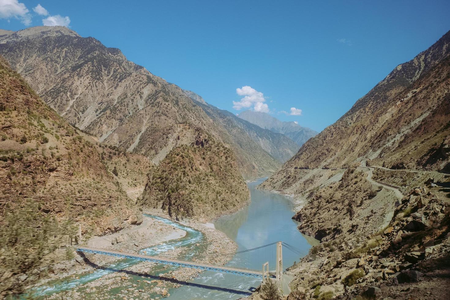 Rio Indus fluindo através de montanhas foto