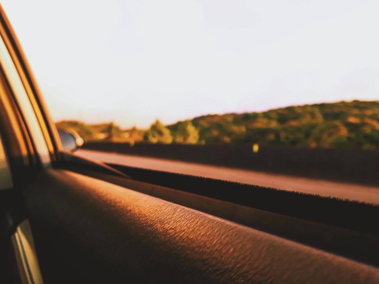 lado direito de uma janela de carro em movimento foto