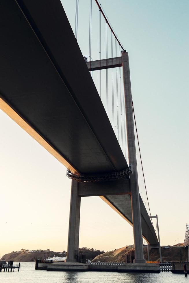 ponte de concreto ao pôr do sol foto