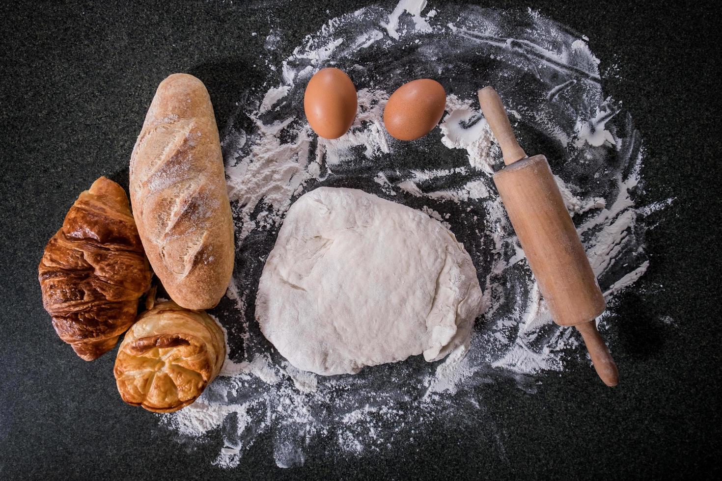 massa crua para pão com ingredientes foto