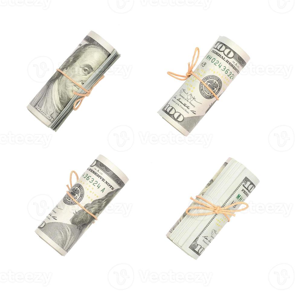 vários pacotes de dólares americanos isolados no fundo branco foto