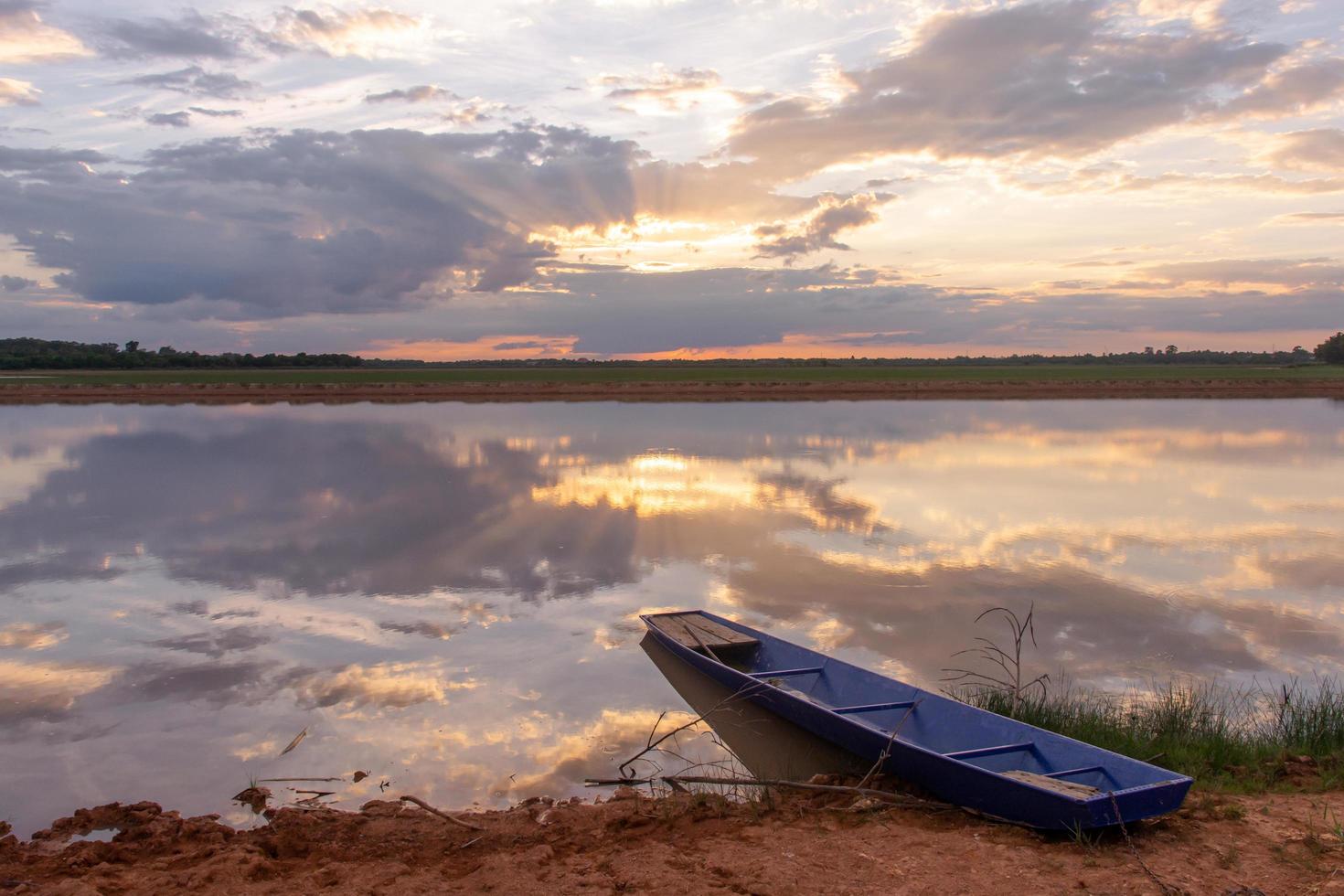 pôr do sol no lago foto